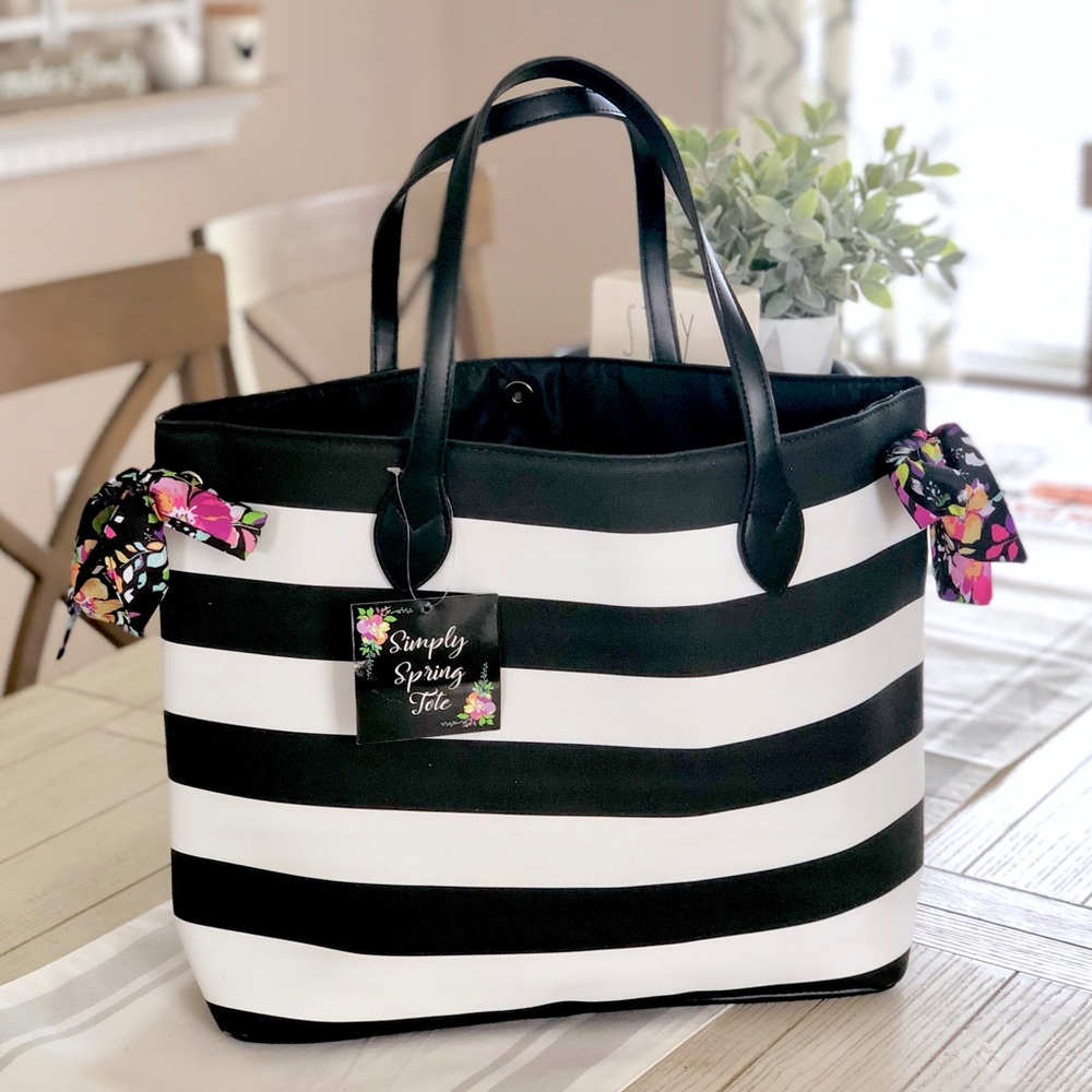 BRAND NEW SIMPLY SPRING TOTE